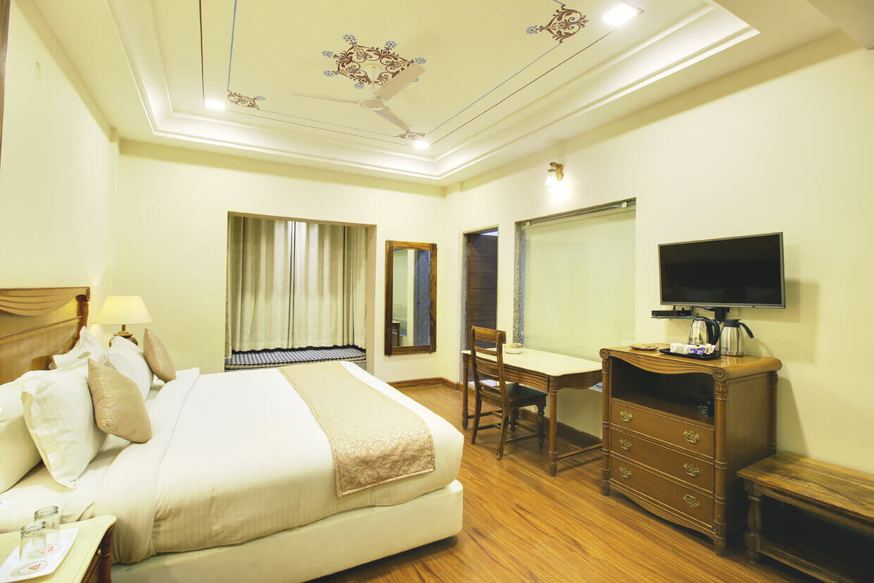 hotel suite room with jacuzzi in kumbhalgarh